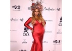 Brilho, modelos justos e até coroa compõem look "grávida diva" de Beyoncé - Reprodução/Instagram