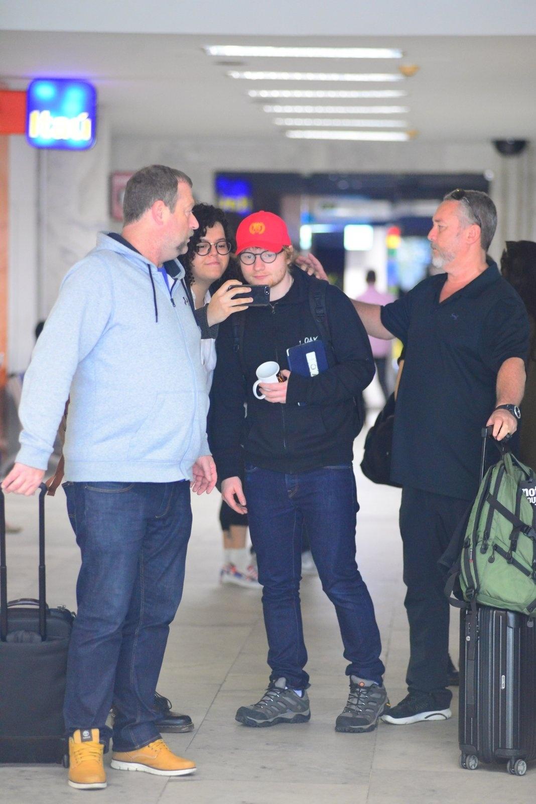 Simpático, Ed Sheeran atende pedido de selfies de fãs no aeroporto - William Oda /AgNews