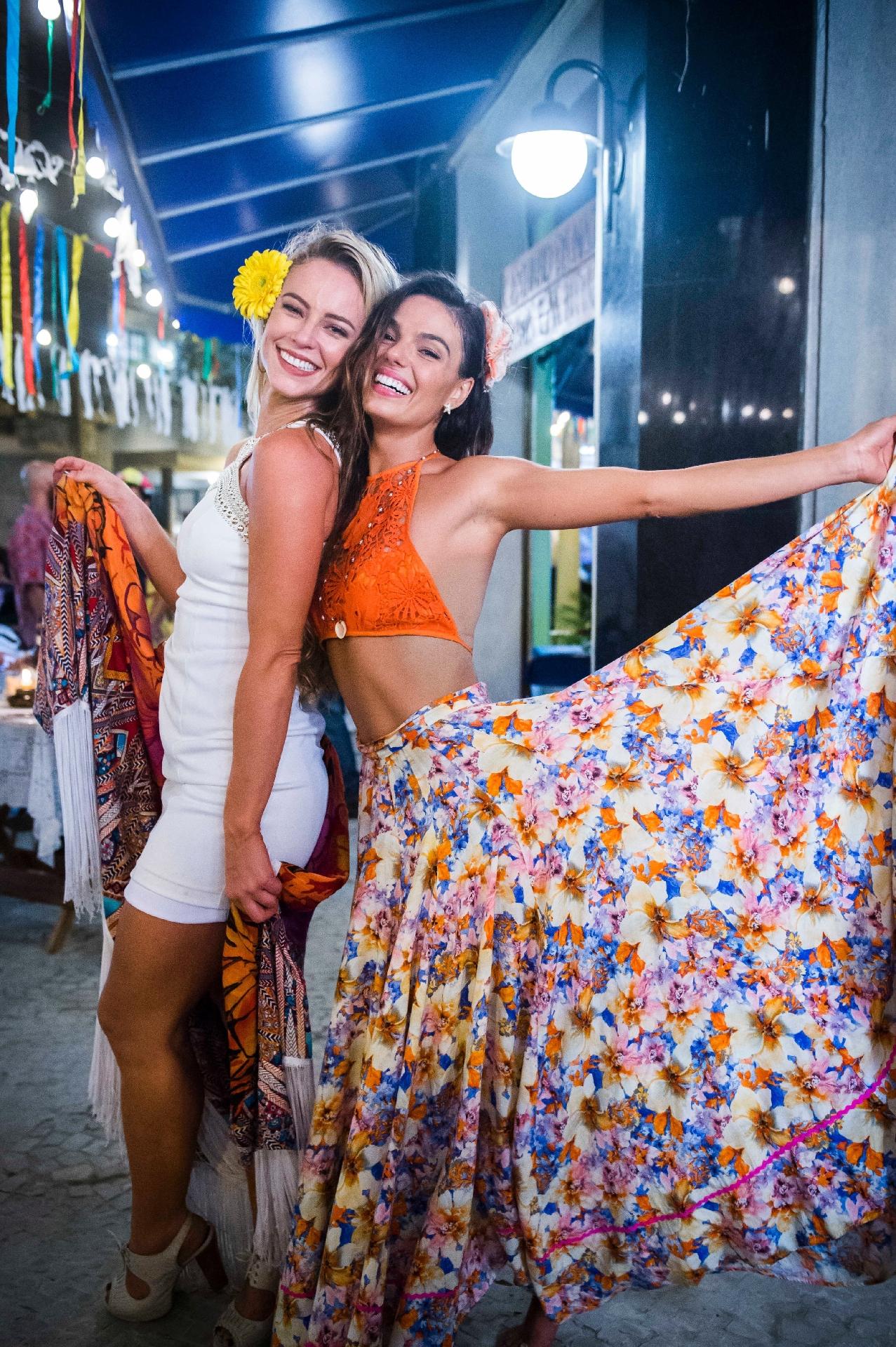 Paolla e Isis fizeram questão de registrar os bastidores da cena. O clima entre as duas atrizes era de cumplicidade e muita alegria pela cena engraçada do duelo - João Miguel Júnior/TV Globo