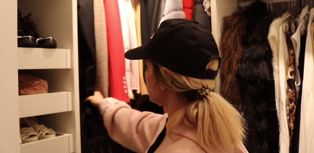 Dani Souza no seu closet no Brasil - Reprodução/YouTube - Reprodução/YouTube