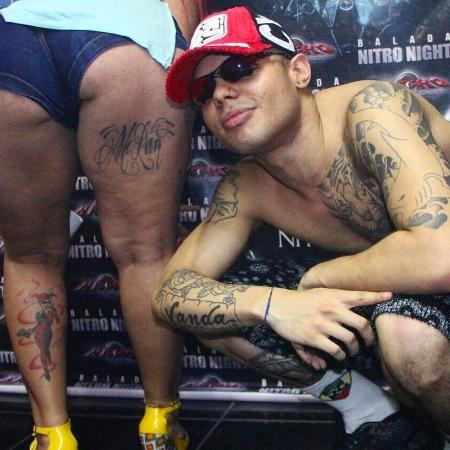 MC Lan comemora tatuagem de fã em lugar inustado - Reprodução/Instagram