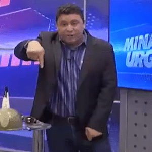 Apresentador se empolga e quebra mesa de telejornal ao vivo