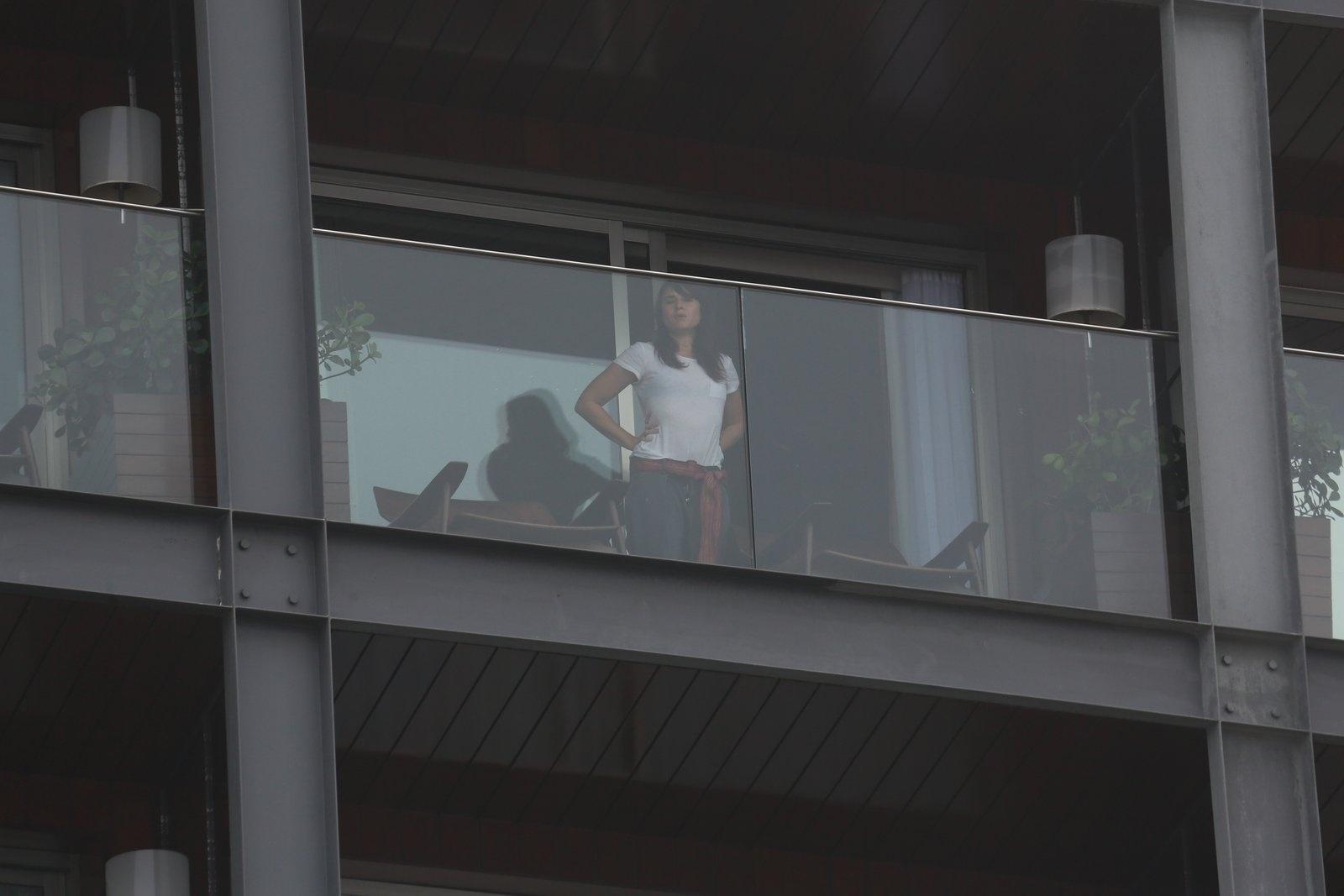 A atriz Mia Maestro aparece na sacada do hotel Fasano, no Rio - AgNews