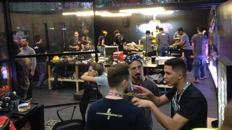 Os "brinquedinhos" assustadores recebem os toques finais na oficina ao fundo - Rodolfo Vicentini/UOL - Rodolfo Vicentini/UOL