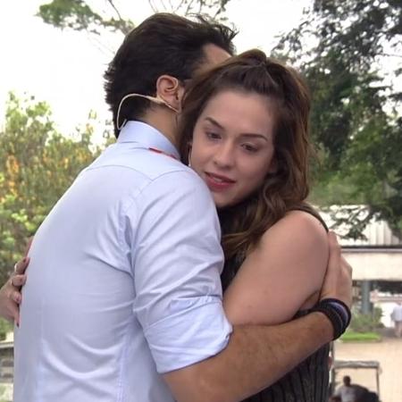 Joaquim Lopes e Sophia Abrahão se emocionam na despedida do apresentador do "Vídeo Show" - Reprodução/Globo - Reprodução/Globo
