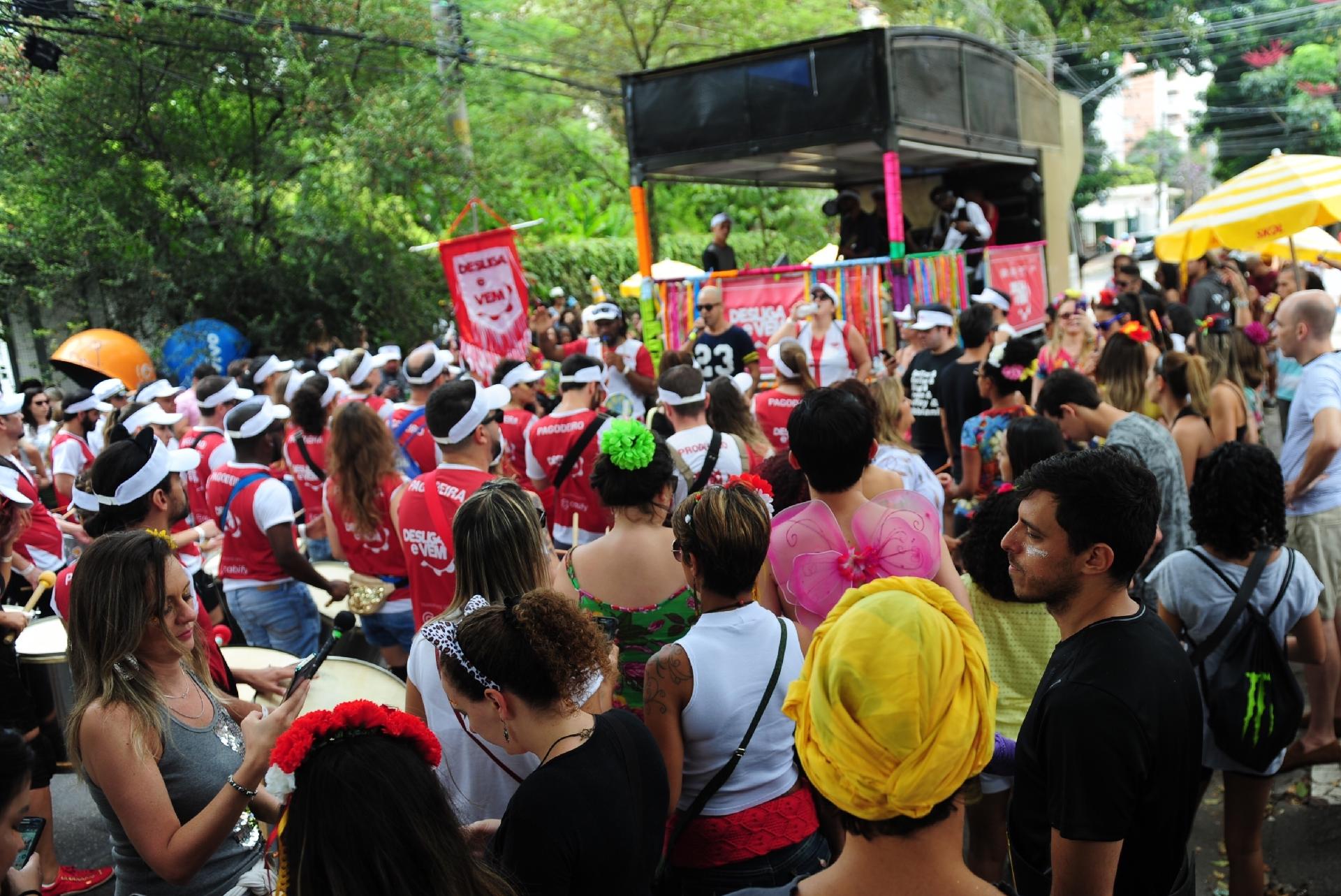 Bloco Desliga e Vem leva o pagode dos anos 1990 às ruas do bairro de Pinheiros, em São Paulo, neste sábado (17) - Junior Lago/UOL