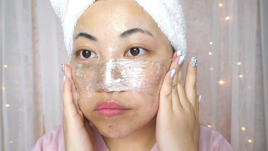 Fei Yang besuntou e "plastificou" o rosto antes de espremer a pele; médico comenta - Reprodução/Youtube