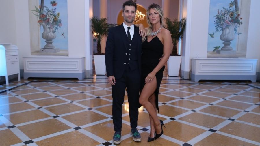 Bruno Gagliasso com tênis de salto ao lado da esposa, a apresentadora Giovanna Ewbank - Anderson Borde/Ag.News
