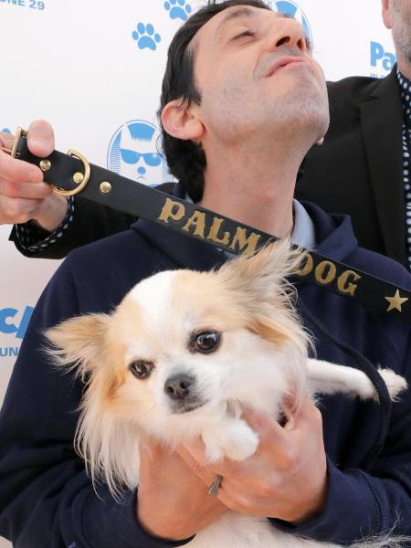 Marcello Fonte, do elenco de "Dogman", recebe o prêmio Palm Dog - Eric Gaillard/Reuters