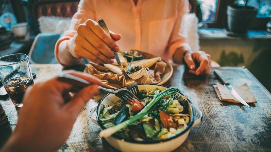 Estudos indicam que normais sociais afetam nossos hábitos alimentares - iStock