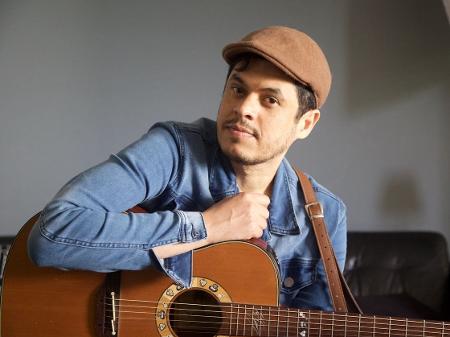 Após dez anos vivendo nos bastidores, o compositor mais disputado do sertanejo prepara primeiro EP - Divulgação