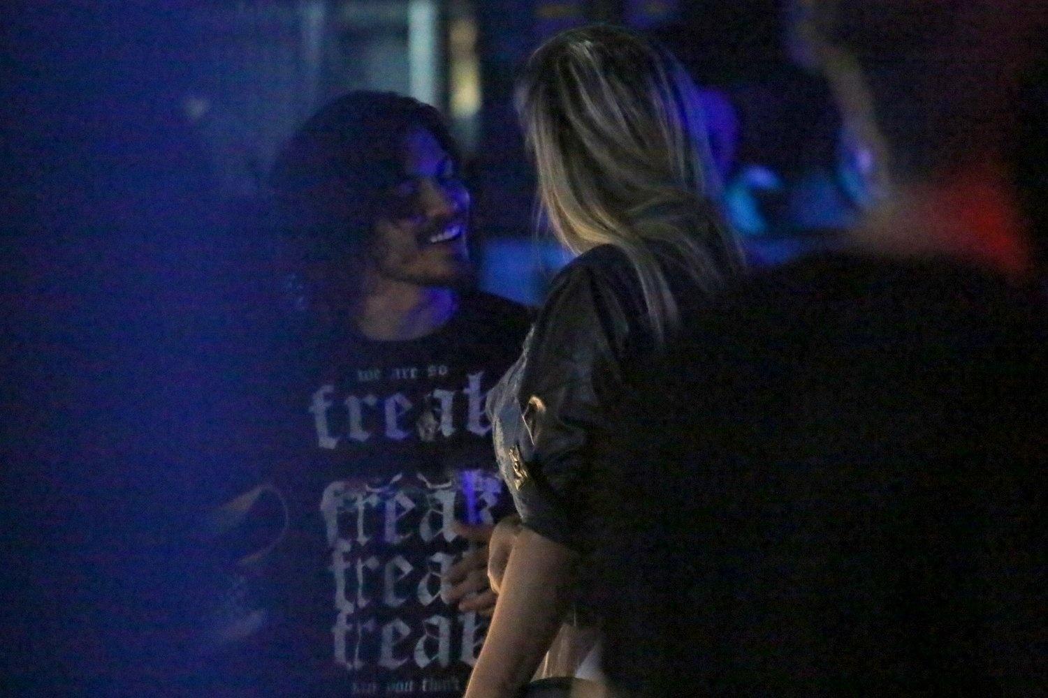 O ator Douglas Sampaio foi flagrado aos beijos com a modelo Veridiana Freitas na festa "Chega Junto", na zona portuária do Rio de Janeiro neste sábado (3) - Divulgação