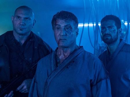 Sylvester Stallone, Jesse Metcalfe e Dave Bautista em cena de "Rota de Fuga 2" - Reprodução