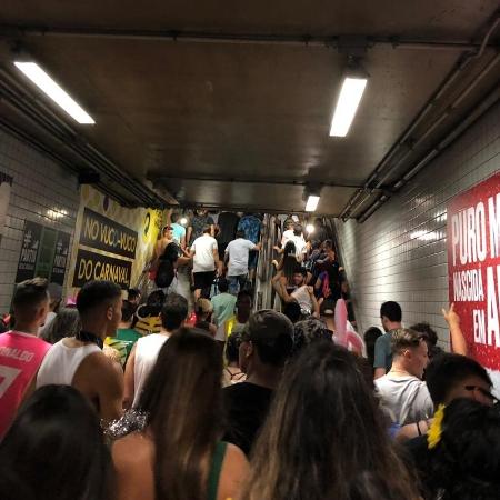 Movimentação intensa no metrô - UOL