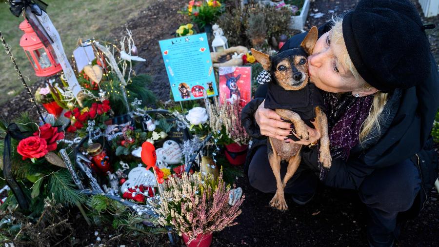 Karla Lemke e sua cachorrinha Scarlet no Tierhimmel  - AFP