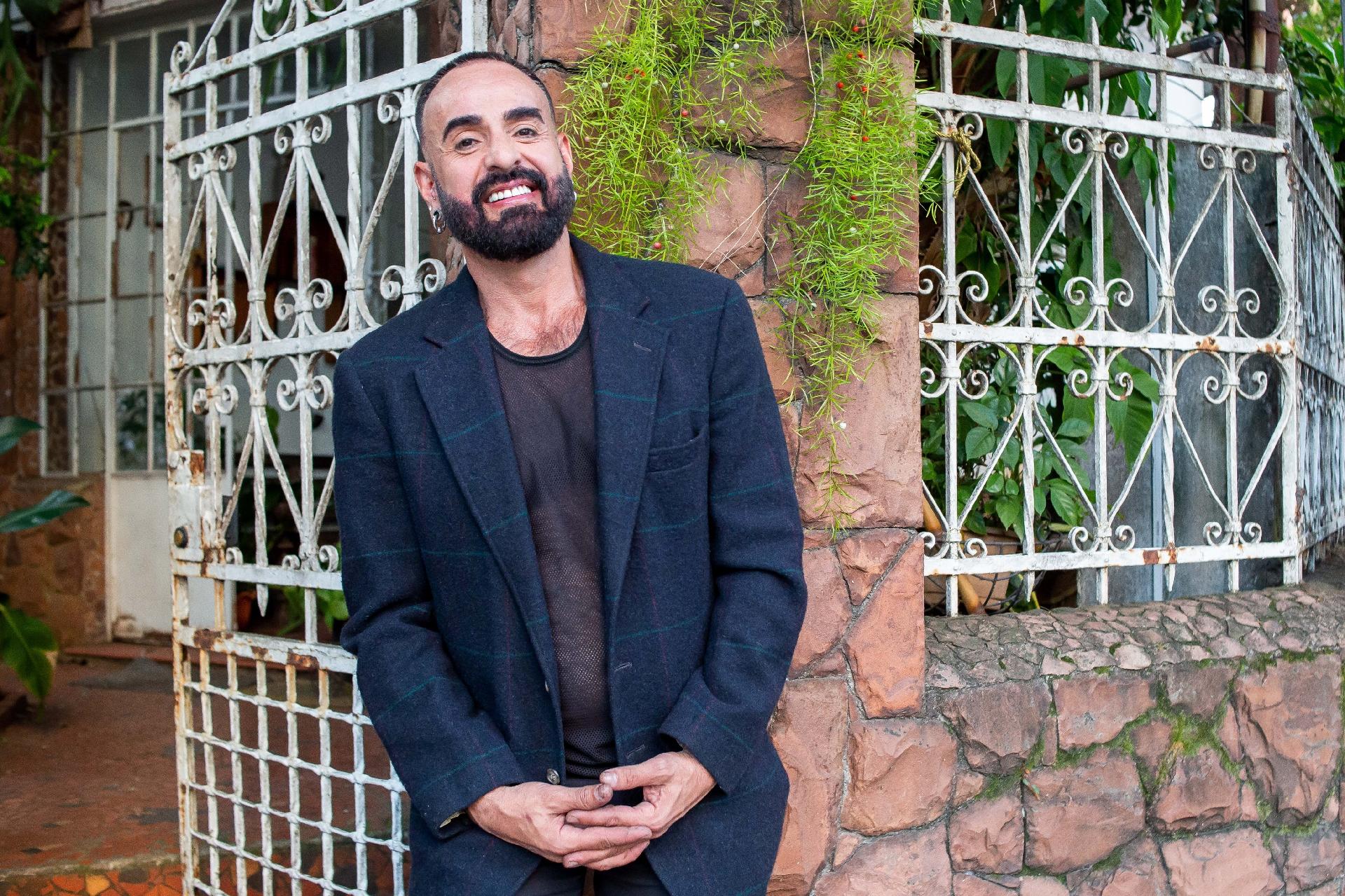 Guilherme Becker e Ivano Lima, amigo da família, guardam os objetos históricos da artista - Edson Lopes Jr./UOL