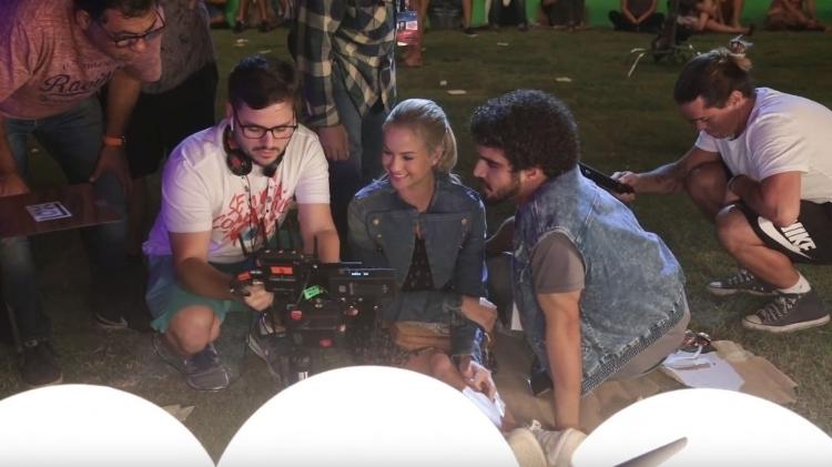 O diretor Thiago Oliveira mostra cena para Luiza Valdetaro e Caio Castro - Divulgação - Divulgação