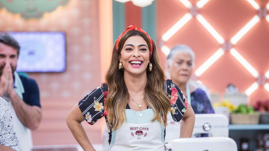 Juliana Paes é pura felicidade nos bastidores de reality de culinária de A Dona do Pedaço  - Victor Pollak TV Globo