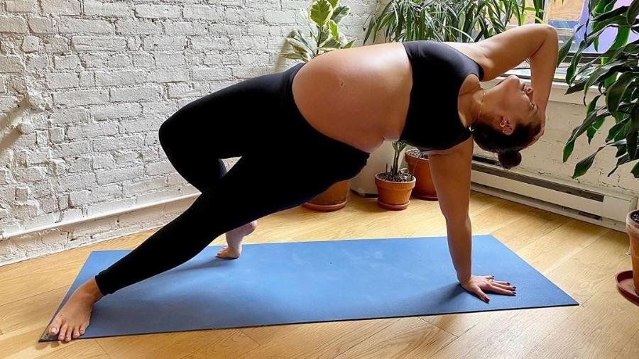 Ashley Graham vive a primeira gravidez, com o marido, o cineasta Justin Ervin - Reprodução/Instagram