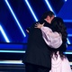 Camila Cabello abraça o pai, Alejandro, após cantar First Man no Grammy 2020 - Kevin Winter/Getty Images for The Recording Academy