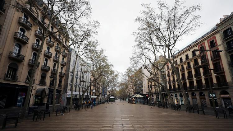 16.03.2020 - Cena rara: Las Ramblas, a via de pedestres mais famosa e movimentada de Barcelona, ficou vazia - Nacho Doce/Reuters