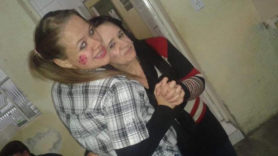 A enfermeira Grazielle Barbosa com a mãe, Edneia - Reprodução/Facebook