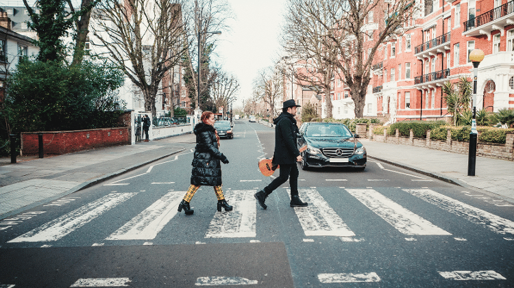 Maiara e Fernando recriam capa do disco  "Abbey Road" dos Beatles  - Alessandro Cica/Divulgação - Alessandro Cica/Divulgação