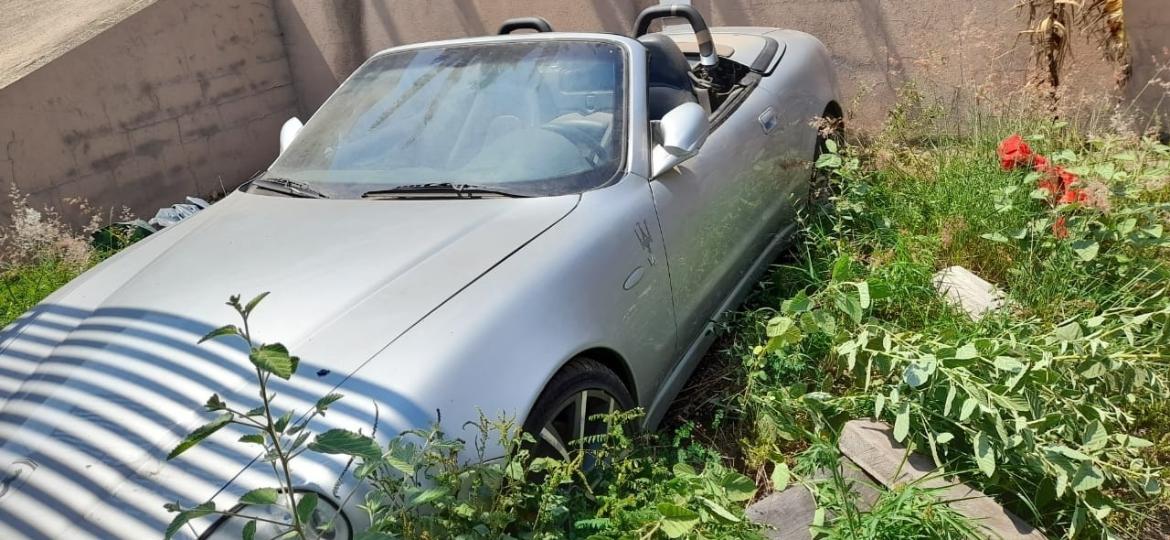 Empresário comprou Maserati coberta por mato e estima gastar até R$ 15 mil nos reparos; exemplar idêntico abandonado em Guarujá (SP) tem conserto estimado em R$ 400 mil - Arquivo pessoal