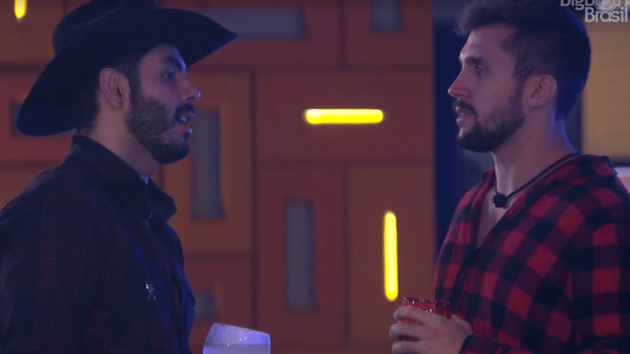 BBB 21: Arthur e Rodolffo conversam durante a festa do líder - Reprodução/Globoplay