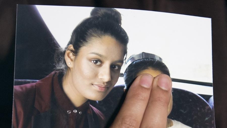Renu segura uma foto de Shamima Begun, sua irmã - LAURA LEAN/AFP