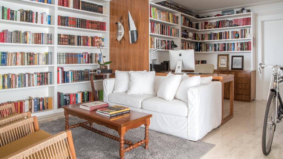 Arquiteta Isabella Nalon aborda o processo de limpeza e conservação do sofá, independente do material escolhido - Julia Herman
