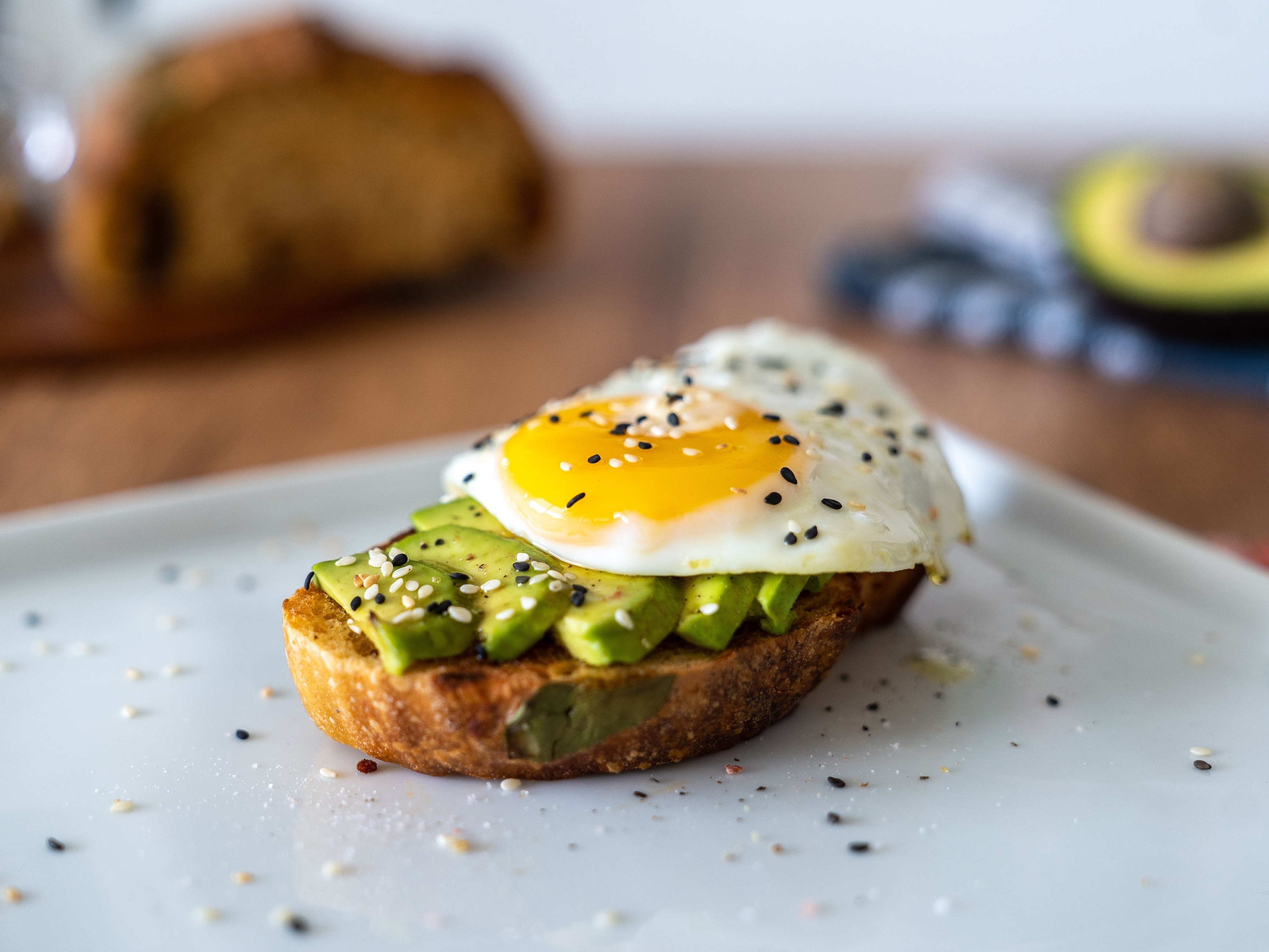 Avotoast: café da manhã que sacia mistura pão, abacate (ou avocado) e ovo