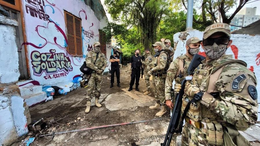 "A imagem de soldados do exército armados, em meio a um terreno com panelas de comida cheias e um grafite escrito "Cozinha solidária", é o retrato do Brasil." - MTST