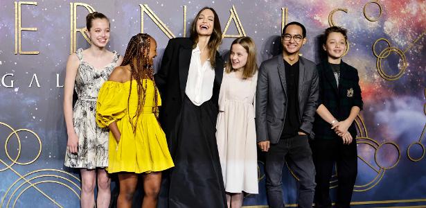 Filha de Angelina Jolie corta vestido da mãe para estreia de Eternos