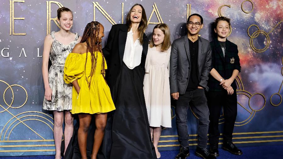 Shiloh, Zahara, Angelina, Vivienne, Maddox e Knox juntos no tapete vermelho de "Eternos" ontem (27), em Londres - Getty Images