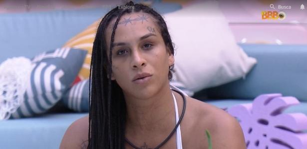 Lina dá aula ao explicar para Naiara diferença entre travesti e transexual - UOL