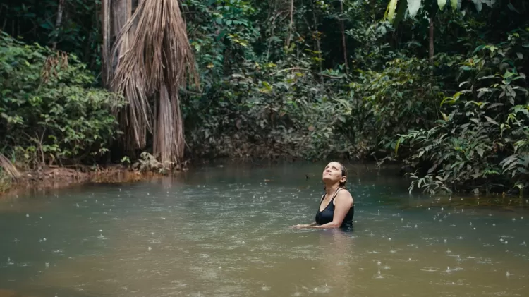 Neidinha Suruí se banha em um rio na Floresta Amazônica. Foto: Alex Pritz/O Território - Alex Pritz/O Território - Alex Pritz/O Território