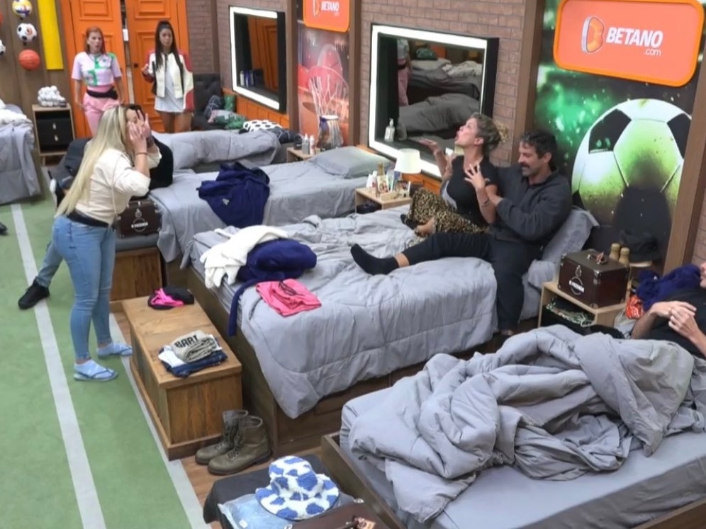 Peoas discutem feio após dinâmica: 'Suja pra car*lho, baixíssima'