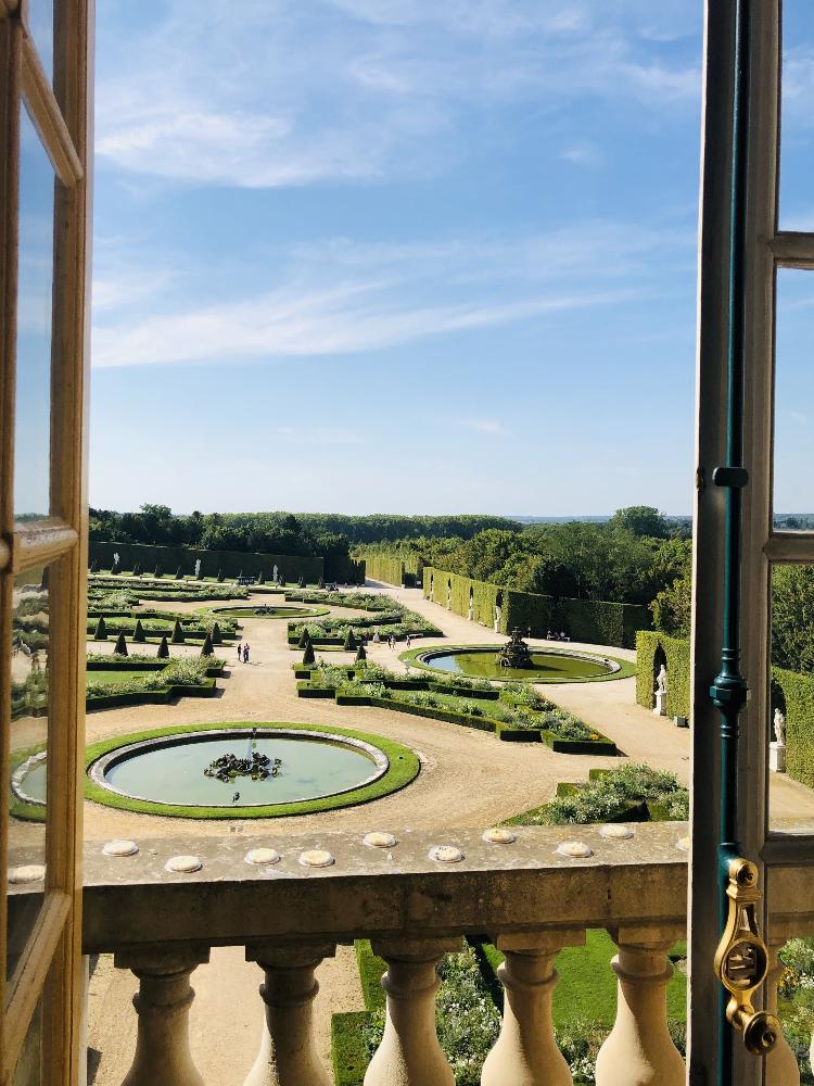 Vista dos jardins do Palácio de Versalhes à partir de seus interiores: a visita aos jardins é gratuita - Elena Rabkina;Unsplash - Elena Rabkina;Unsplash