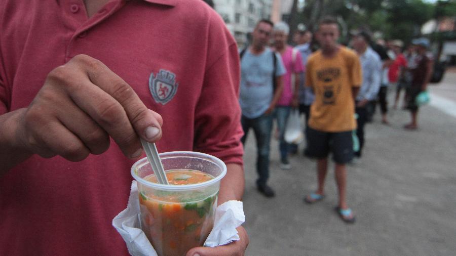 Ação na Praça Marechal distribui cerca de 150 porções de caldo de feijão em um dia  - Rivaldo Gomes/UOL