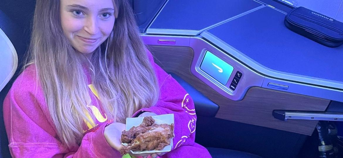 O serviço de bordo do voo da British Airways das Ilhas Turcas e Caicos, no Caribe, a Londres contou apenas com um pedaço de frango frito do KFC por passageiro - Reprodução/Twitter