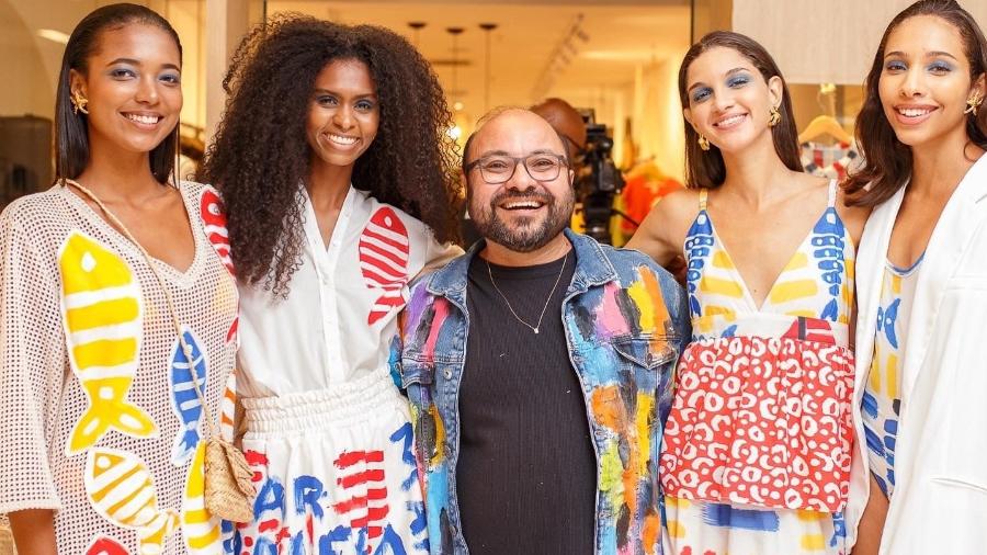 O estilista George Azevedo cria roupas com tecidos que sobram de fábricas ou de peças com defeito