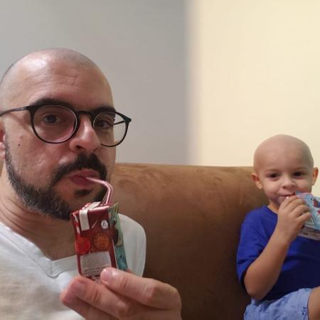 Em solidariedade ao filho, Luís raspou o cabelo junto com ele quando os fios começaram a cair por causa da quimioterapia