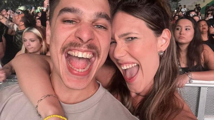 Isabella Zampini, 28, e seu marido, Rodrigo Veras, 29, que é um 'golden retriever'
