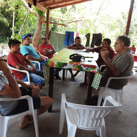 Ismael Nobre, à direita, em reunião com integrantes da comunidade Surucuá e o colaborador do projeto Francisco Maia, à esquerda, para discutir a implantação dos Laboratórios Criativos da Amazônia