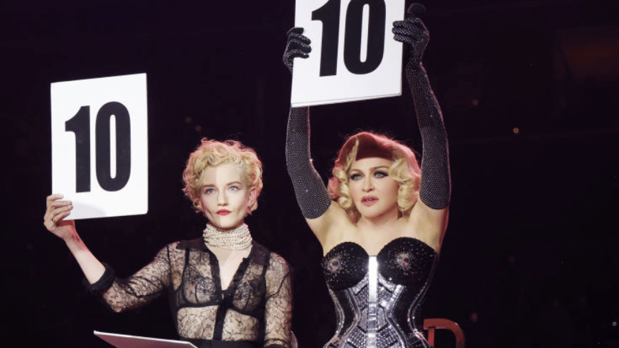 Madonna já levou famosas como Julia Garner ao palco da Celebration Tour - Reprodução/Instagram @madonna