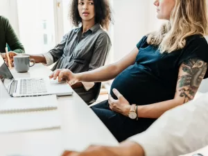 Como dar a notícia da gravidez no trabalho - inclusive se você é a chefe