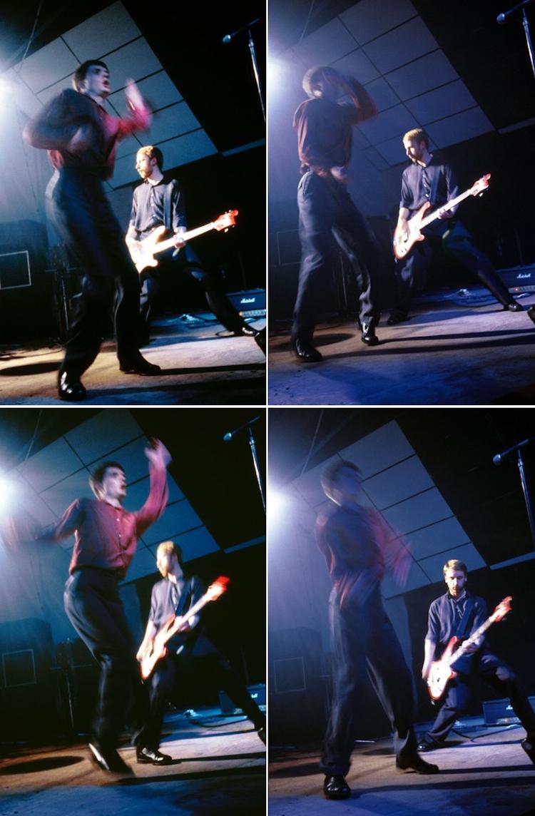 Ao lado de Ian Curtis, Peter Hook toca baixo em show do Joy Division na Inglaterra, em 1979