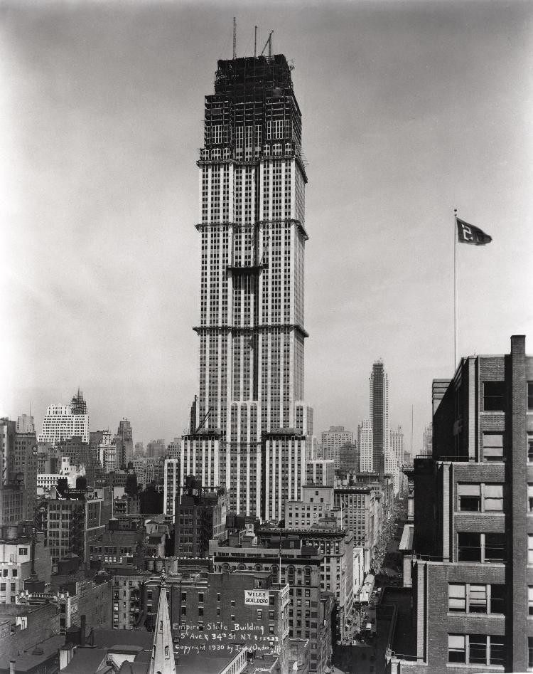 Vista do parcialmente construído Empire State Building em New York, em 1931