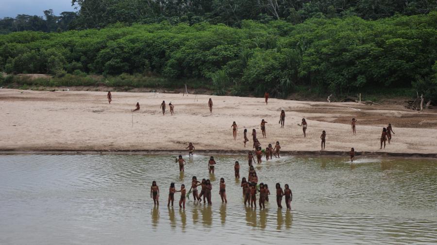 Indígenas do povo Mashco Piro vistos na beira do rio Las Piedras